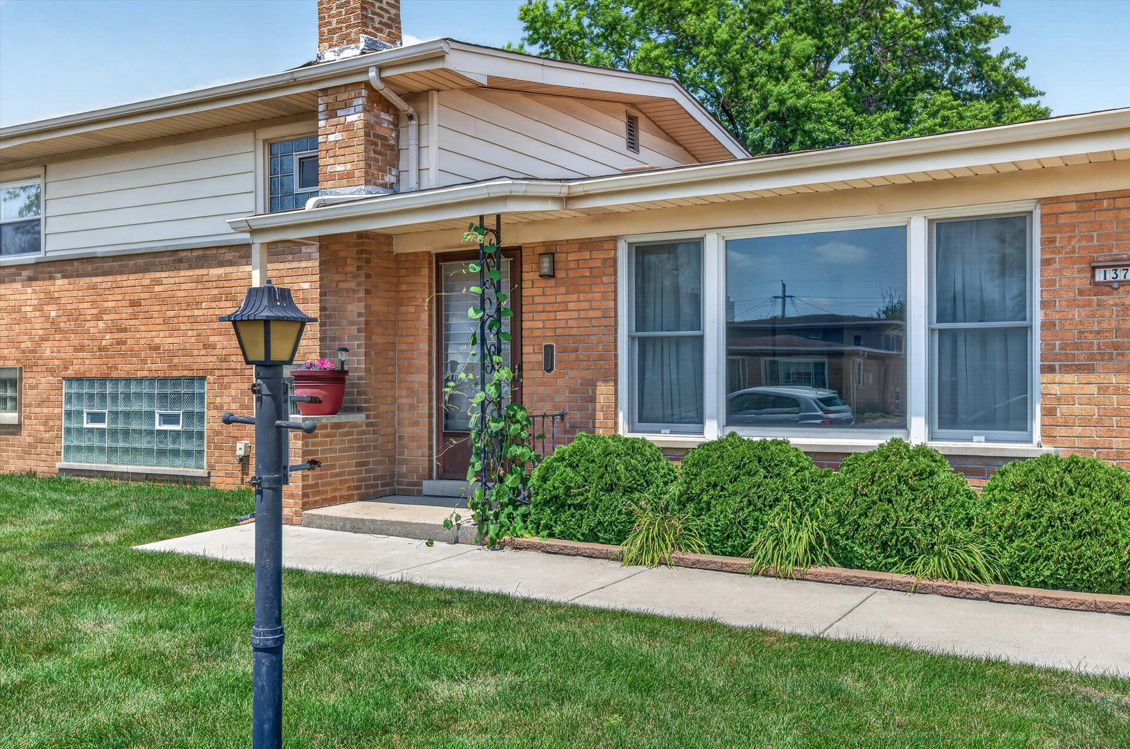 137 W Glengate Avenue Property Photo 3