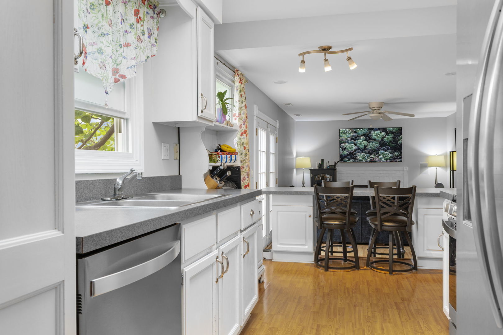 300 Oakbrook Court Property Photo 6