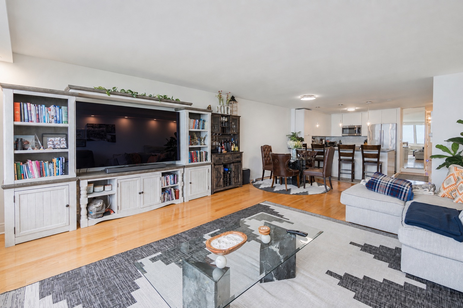 1440 N Lake Shore Drive 9e Property Photo 3