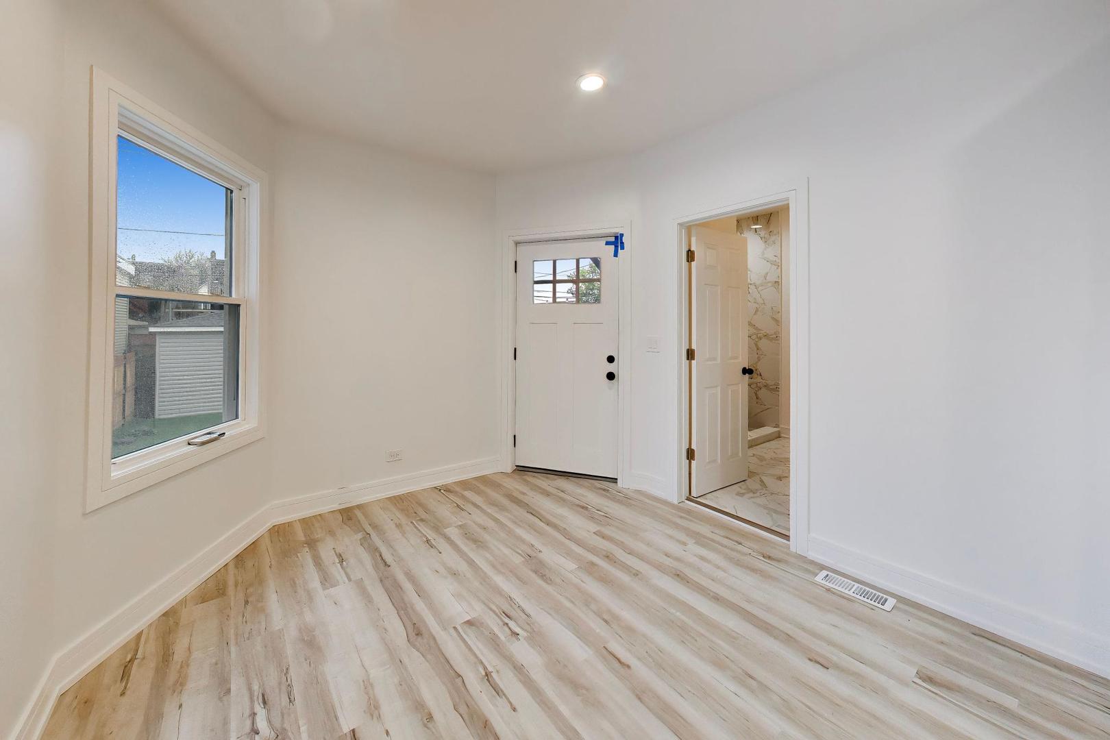 544 N Leamington Avenue Property Photo 6