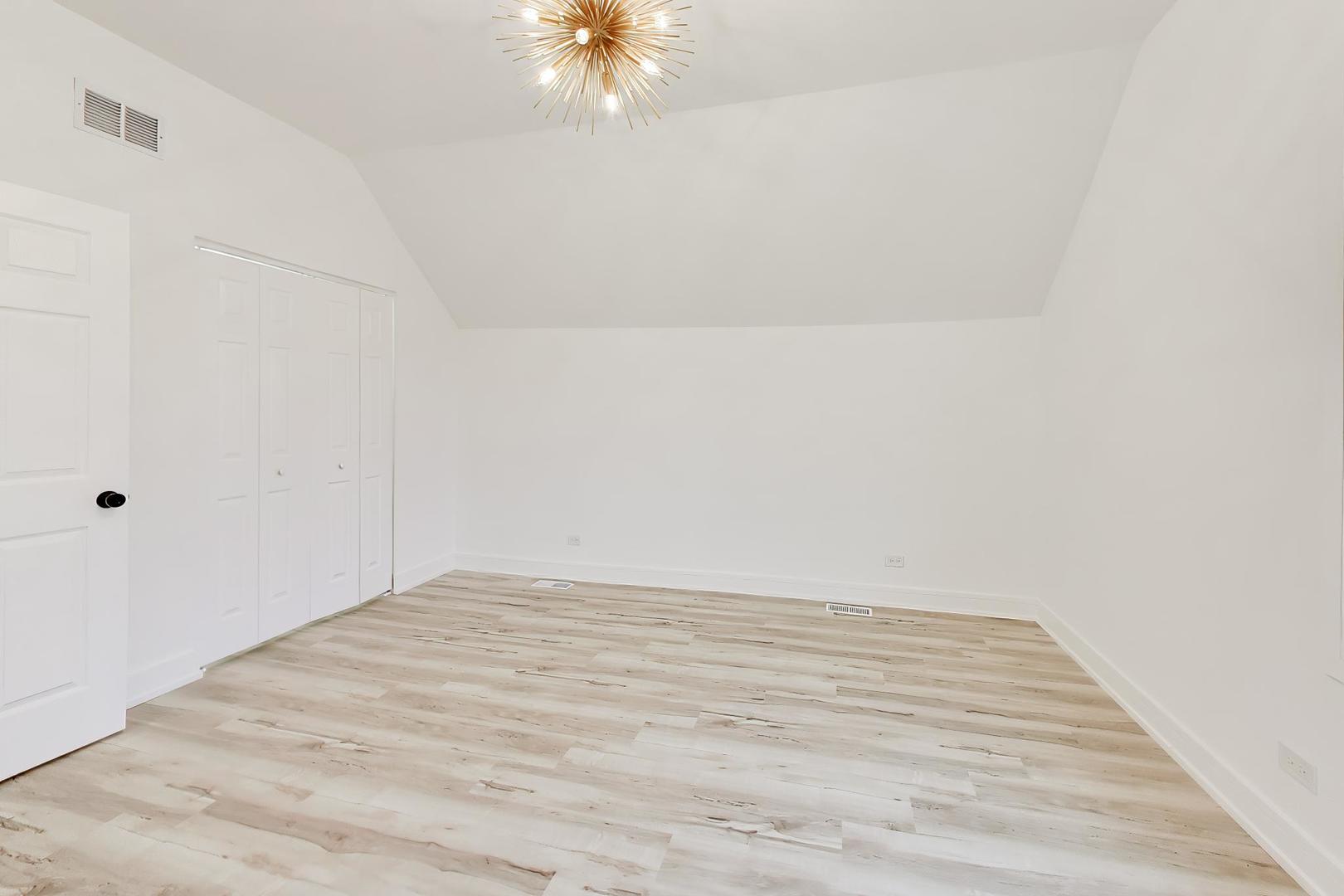 544 N Leamington Avenue Property Photo 17
