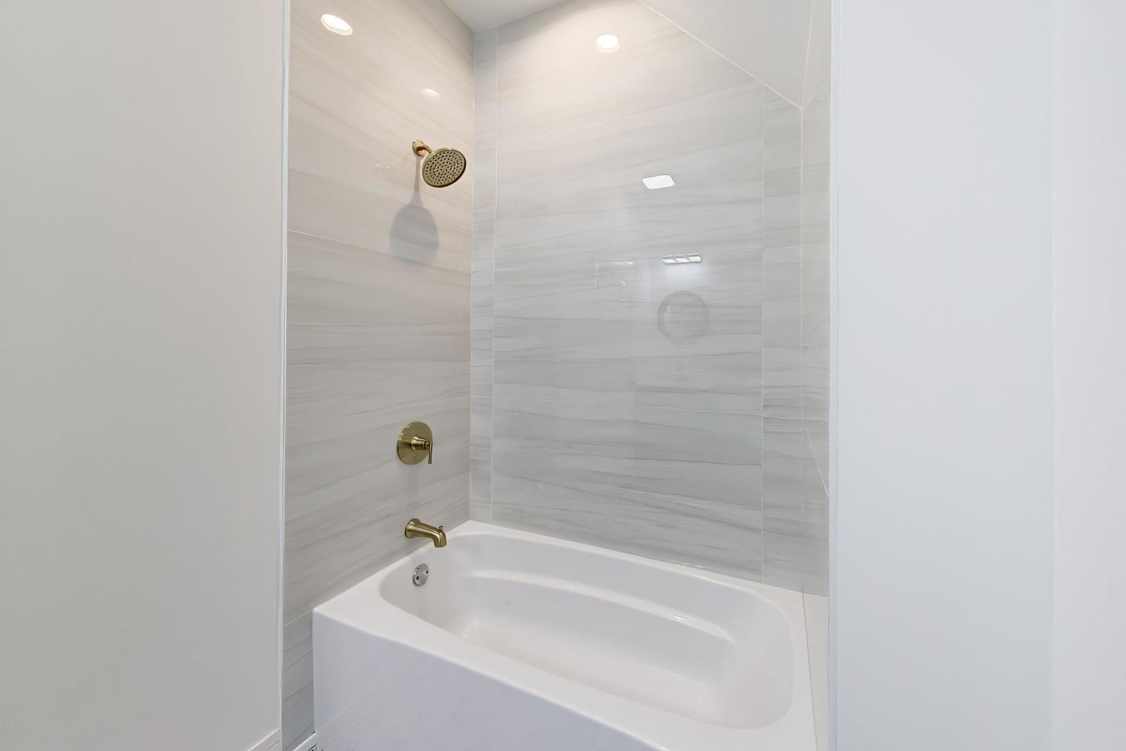 544 N Leamington Avenue Property Photo 19