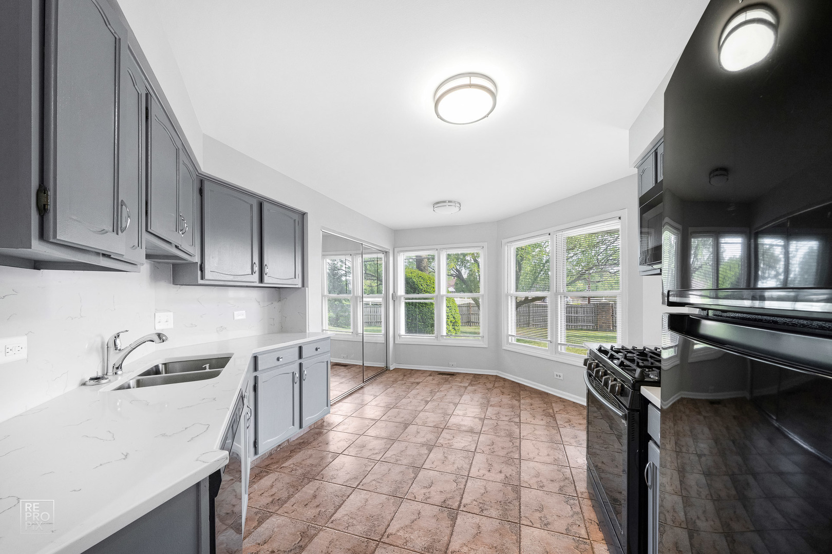 98 Willow Parkway 98 Property Photo 6