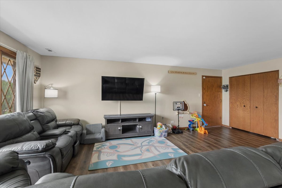 10704 Kilpatrick Avenue 3b Property Photo 3