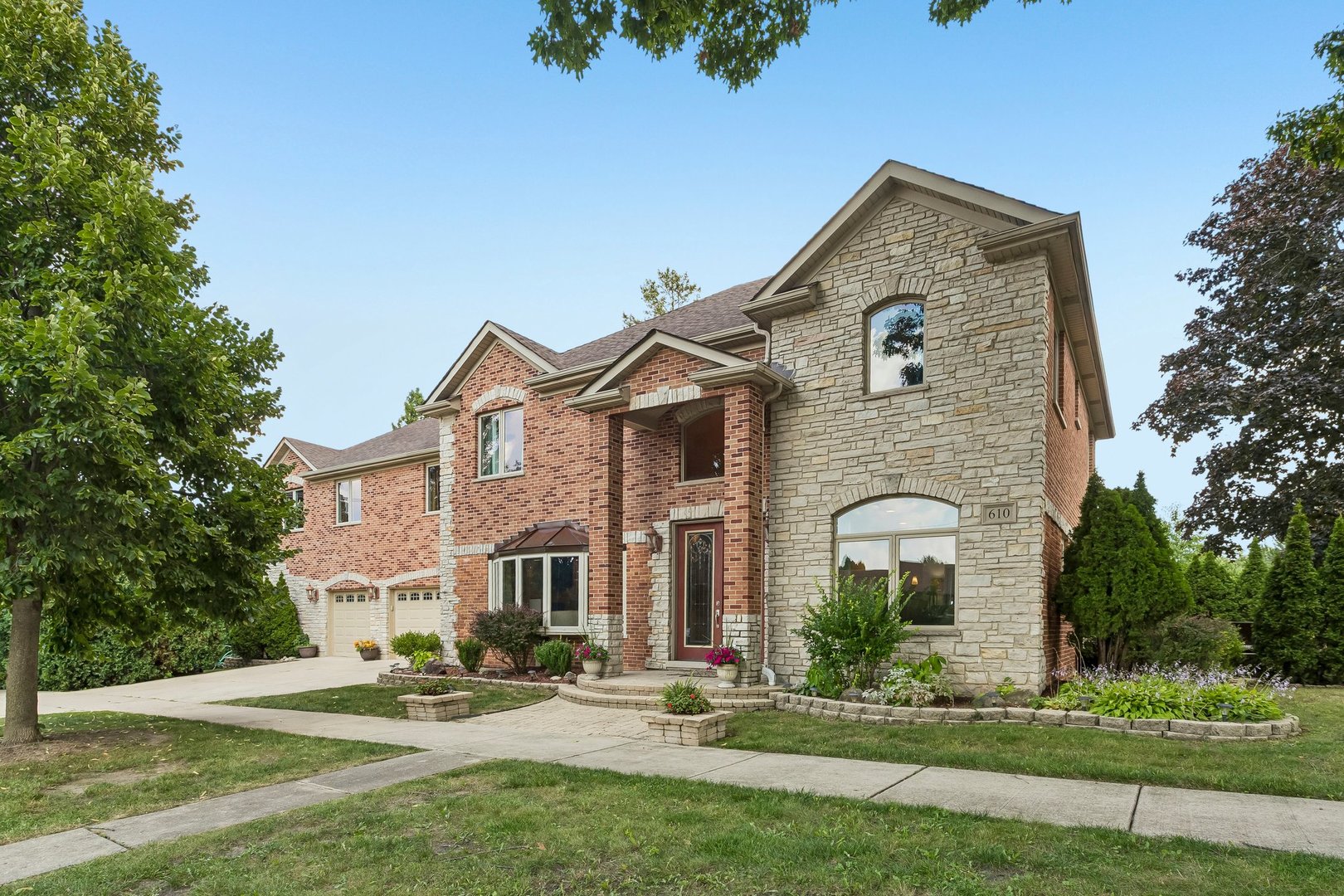 610 W Lonnquist Boulevard Property Photo 1