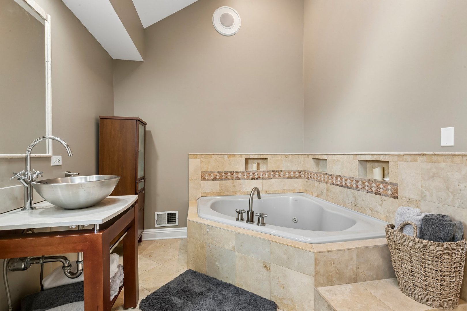 610 W Lonnquist Boulevard Property Photo 23