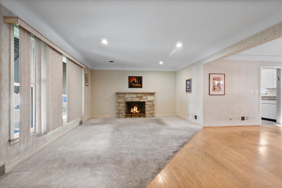 6939 N Francisco Avenue Property Photo 2