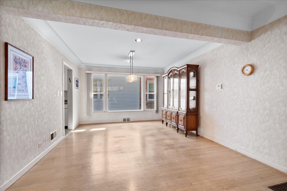 6939 N Francisco Avenue Property Photo 3