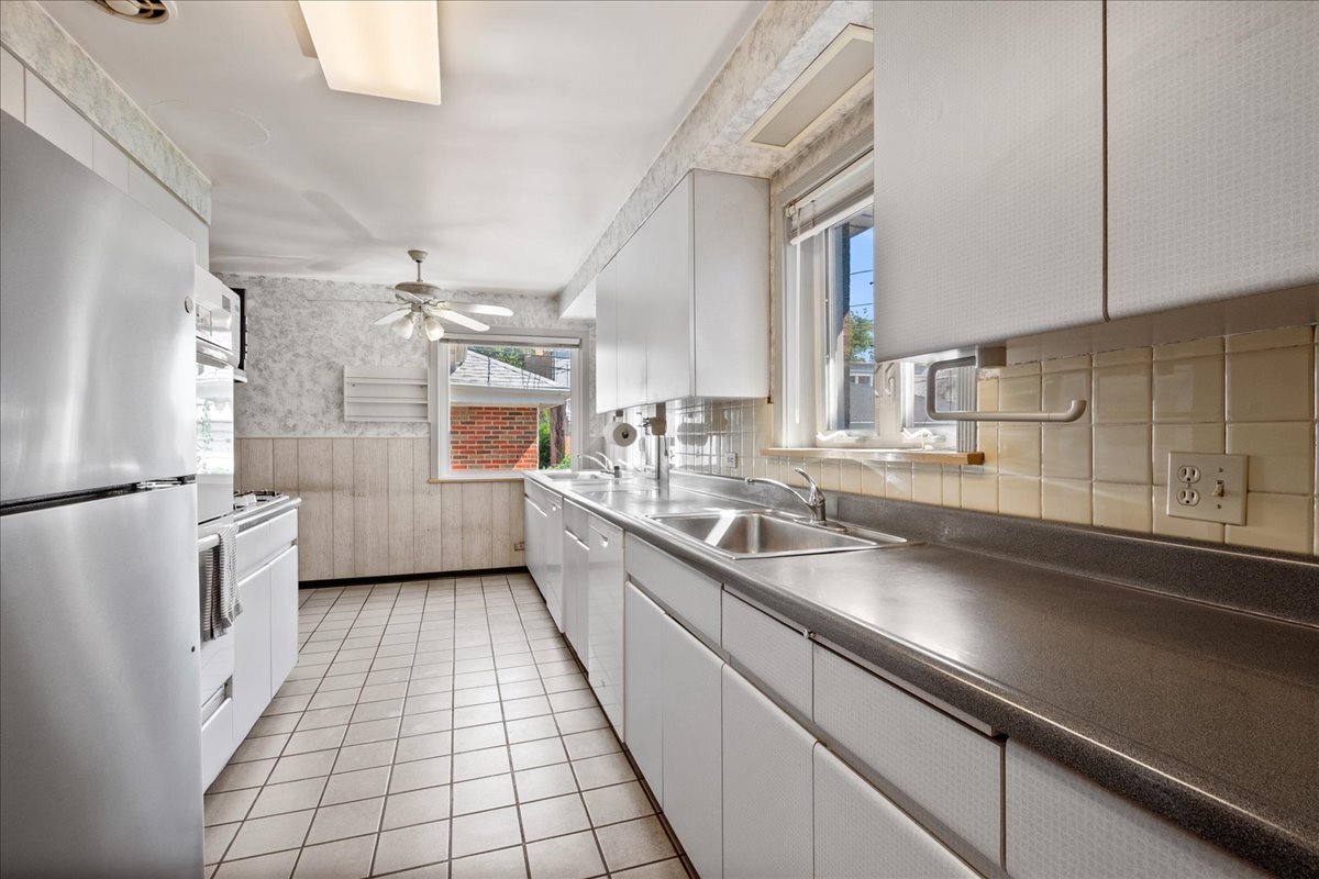 6939 N Francisco Avenue Property Photo 4