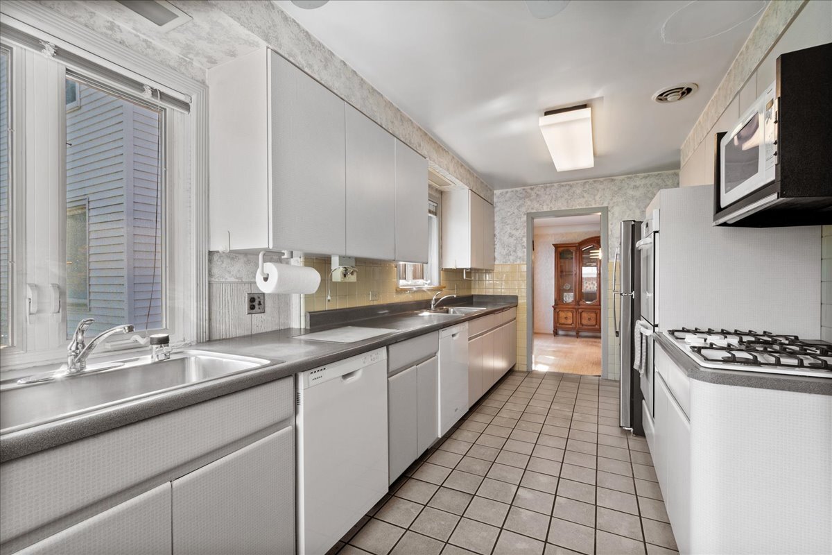 6939 N Francisco Avenue Property Photo 5
