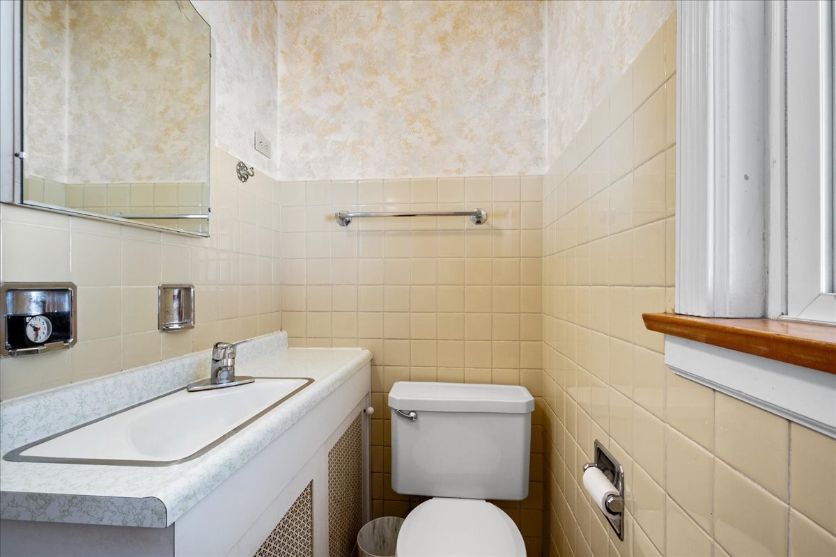 6939 N Francisco Avenue Property Photo 6