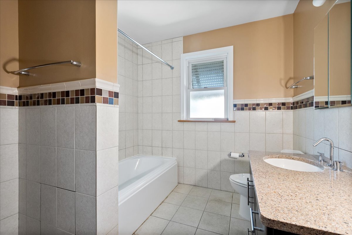 6939 N Francisco Avenue Property Photo 12