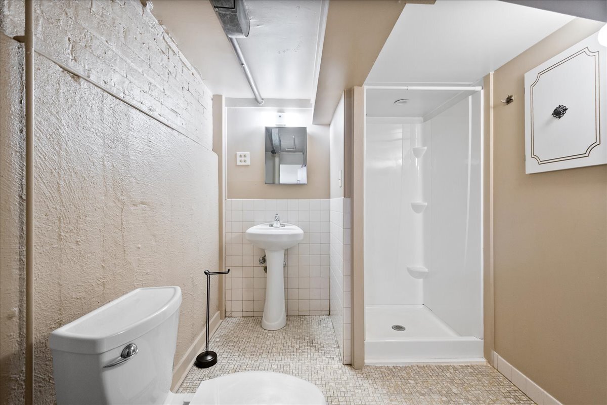 6939 N Francisco Avenue Property Photo 13