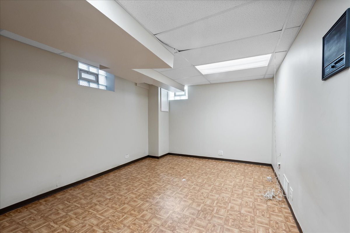 6939 N Francisco Avenue Property Photo 17