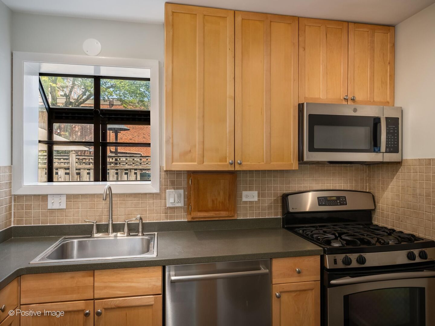 2121 N Lincoln Avenue 2121 Property Photo 13