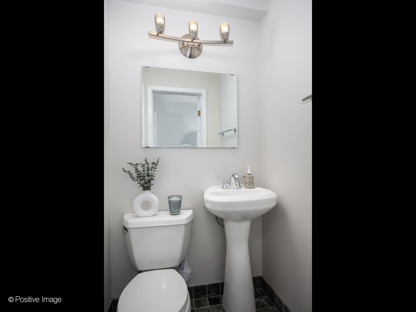 2121 N Lincoln Avenue 2121 Property Photo 17