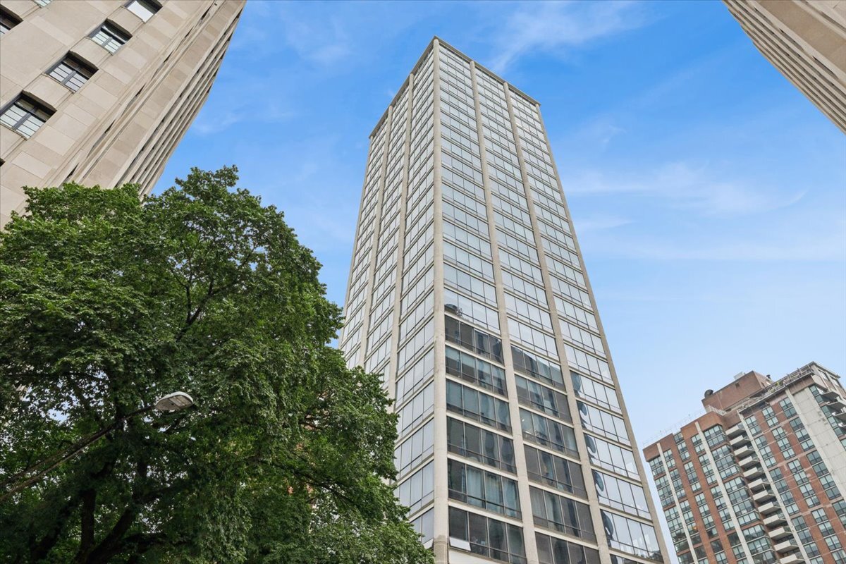 1300 N Astor Street 22b Property Photo