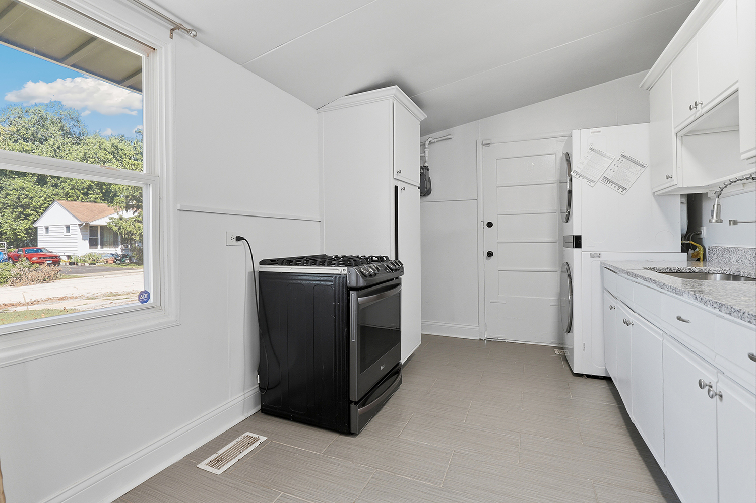 253 Tiverton Lane Property Photo 7