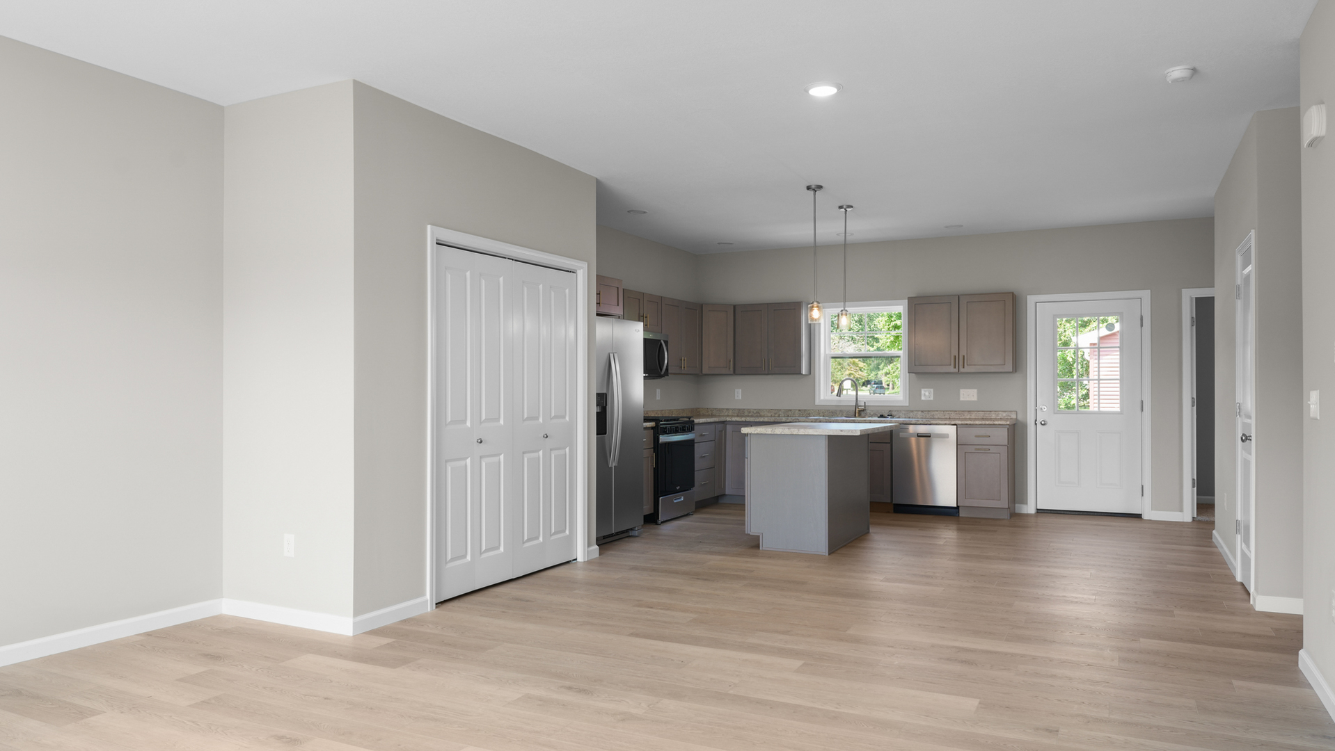 1209 S Smith Road Property Photo 6