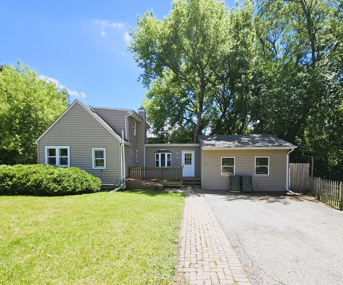 611 Golfview Drive Property Photo 1