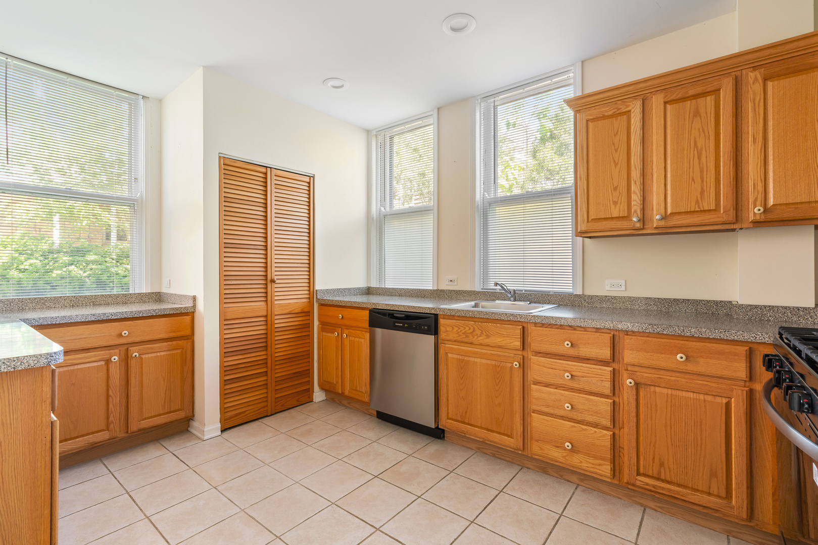 1235.5 Ridge Avenue Property Photo 7