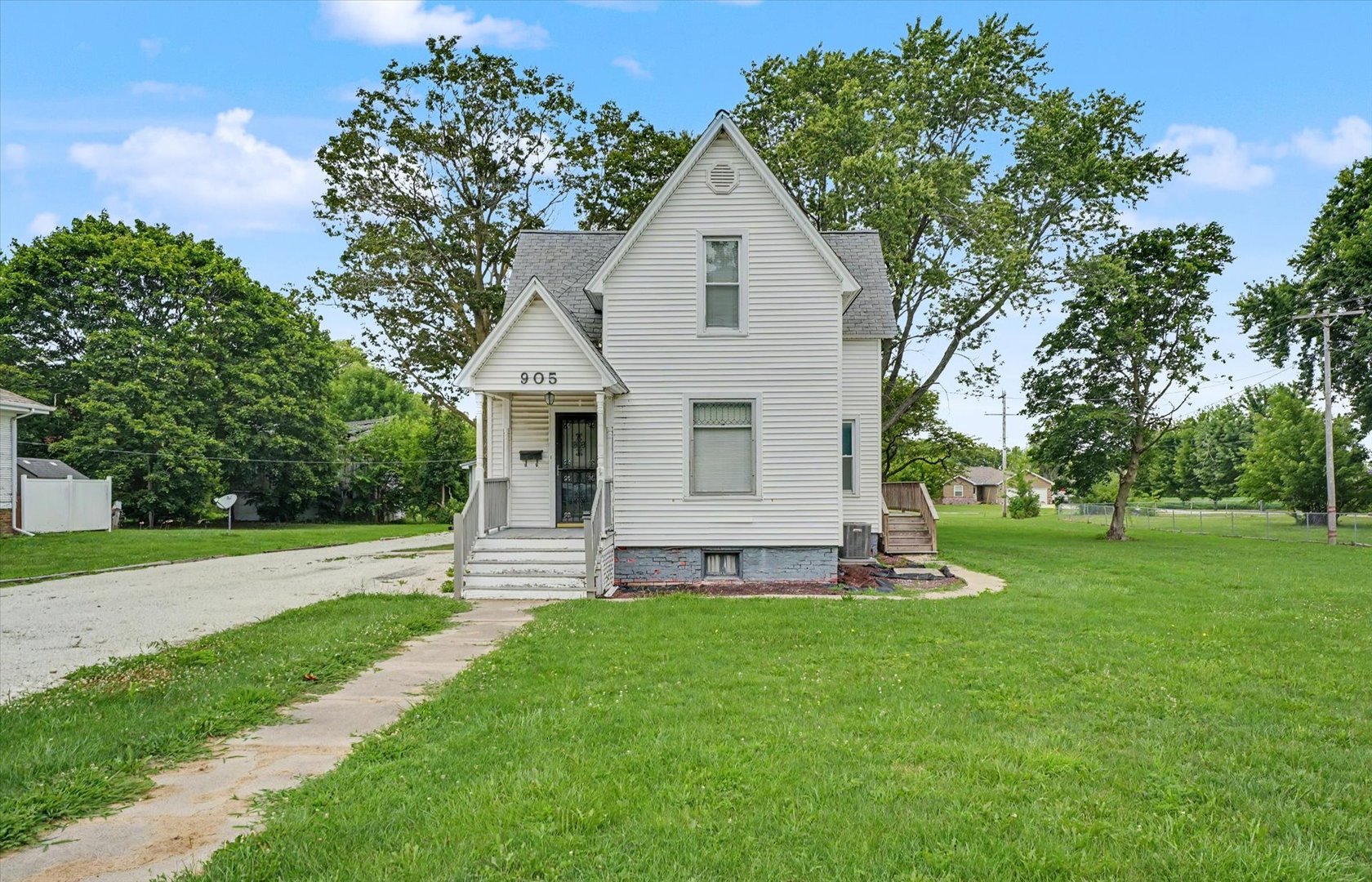 905 E Pells Street Property Photo 1