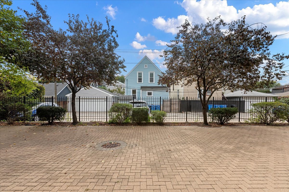 2449 W Foster Avenue 1e Property Photo 18