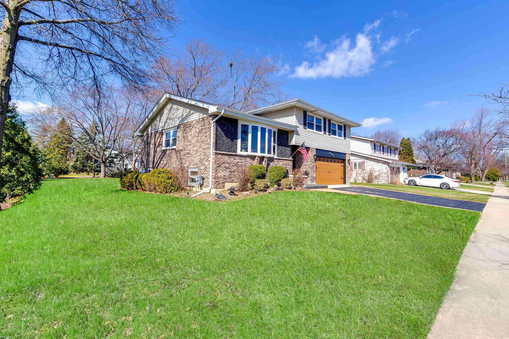 2042 S Goebbert Road Property Photo 2