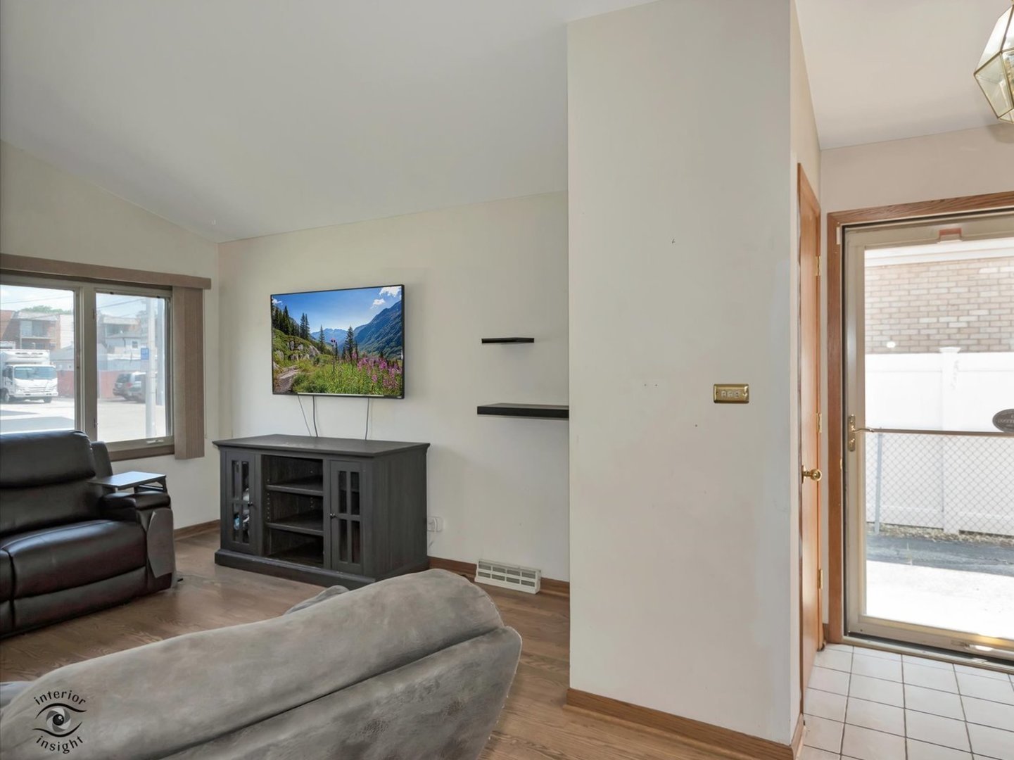 11044 Menard Avenue Property Photo 4