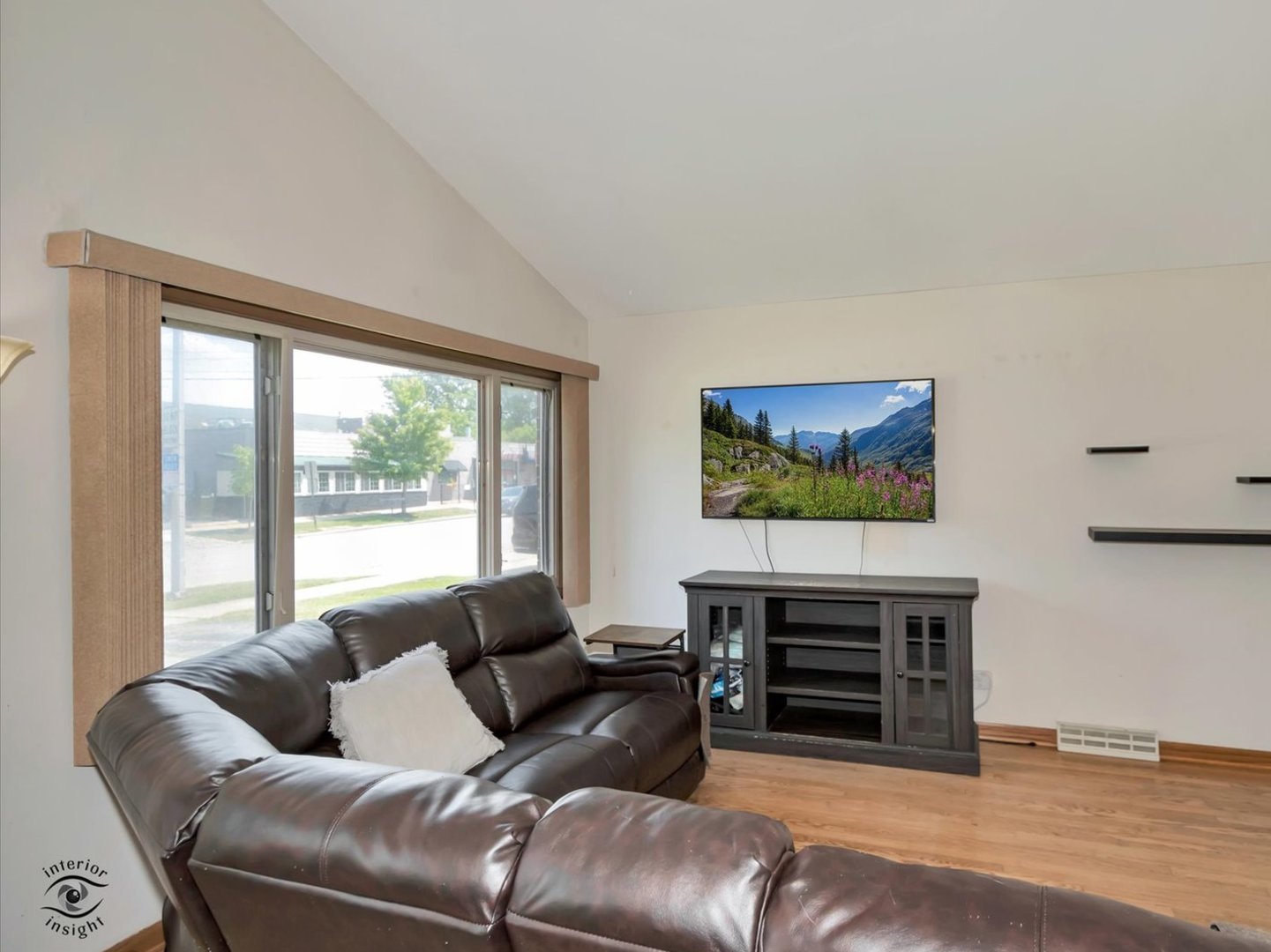 11044 Menard Avenue Property Photo 6