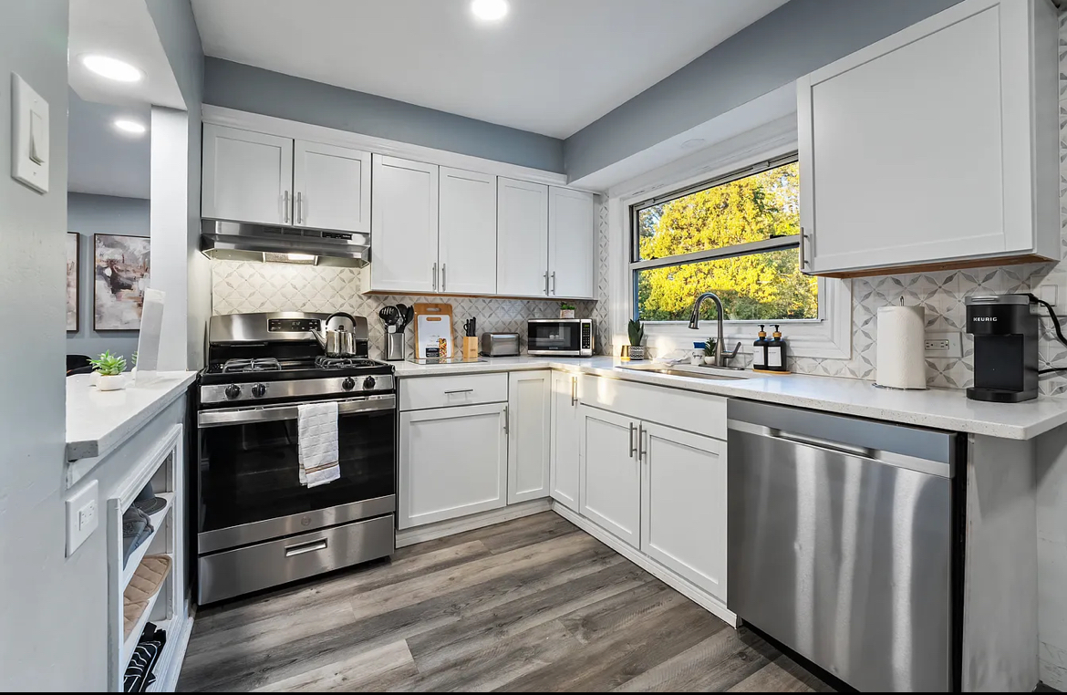 1705 S Highland Avenue Property Photo 3