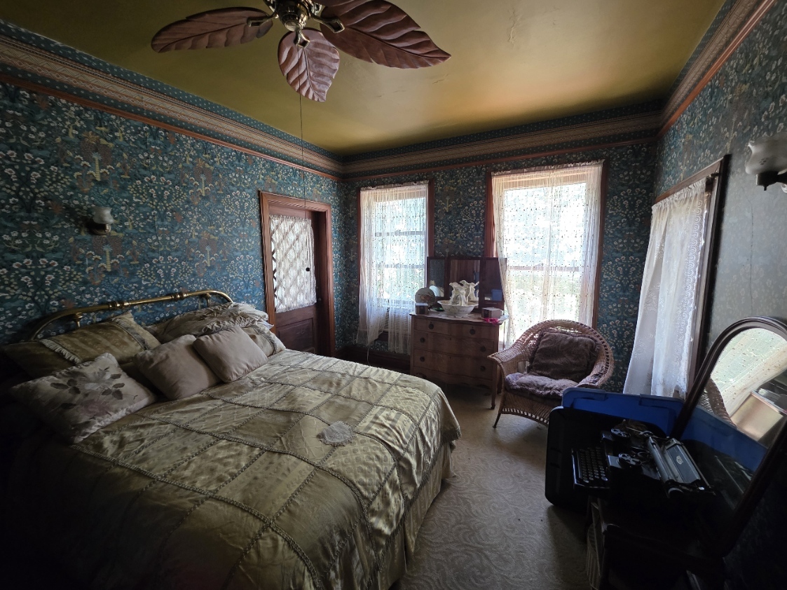 705 W Highland Avenue Property Photo 18
