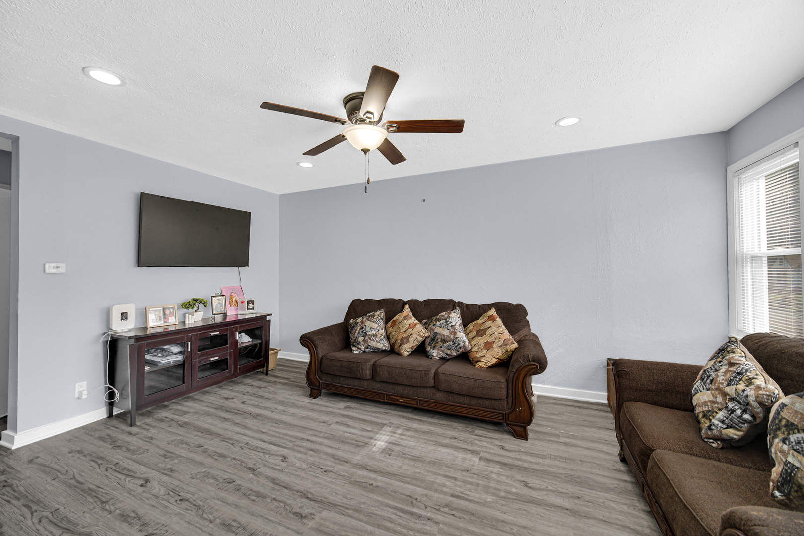 702 N Independence Avenue Property Photo 4