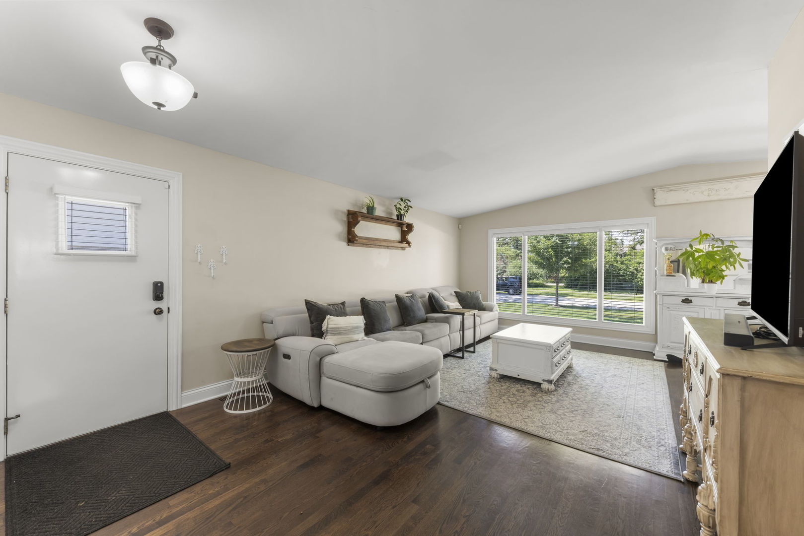 15w621 Diversey Avenue Property Photo 5