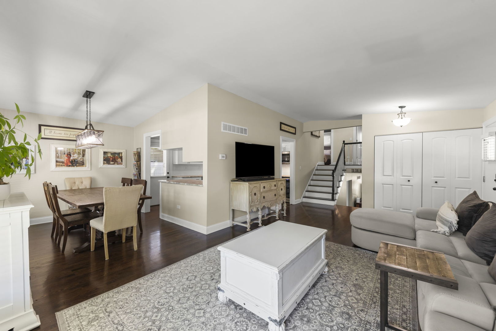15w621 Diversey Avenue Property Photo 6
