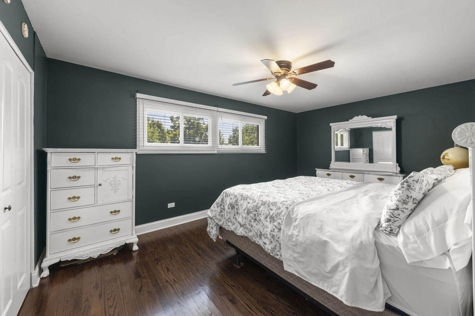 15w621 Diversey Avenue Property Photo 12