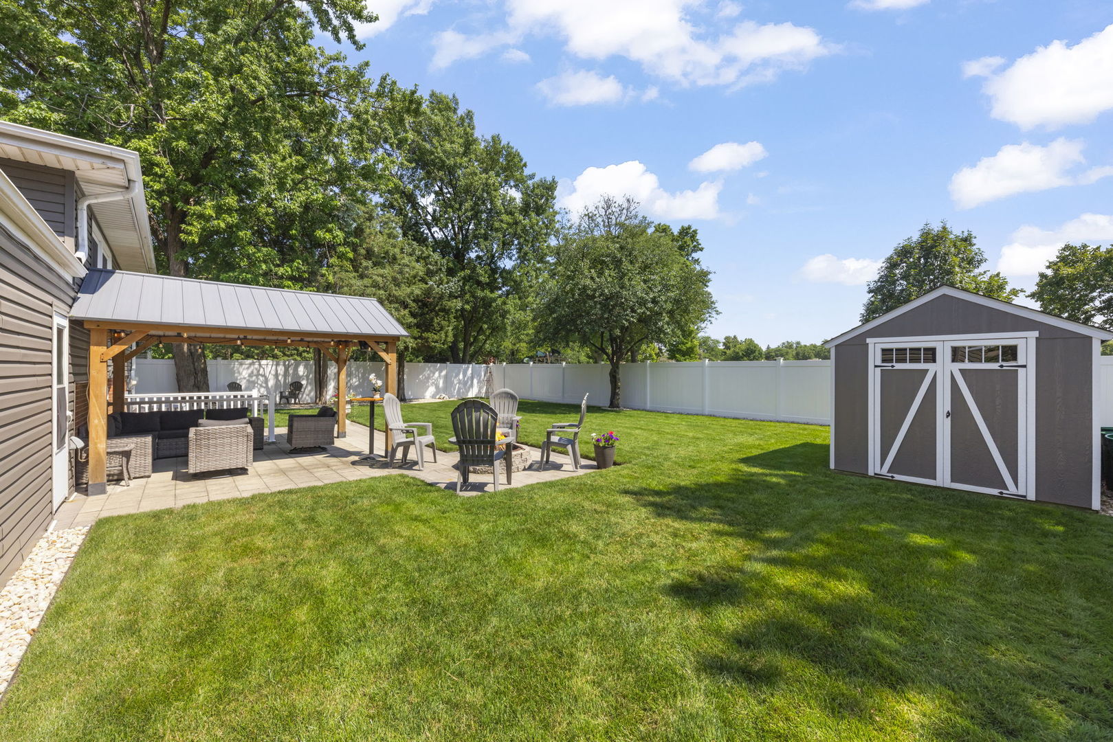15w621 Diversey Avenue Property Photo 23