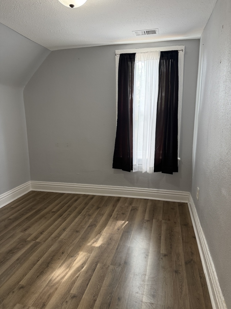 557 Oak Street Property Photo 8