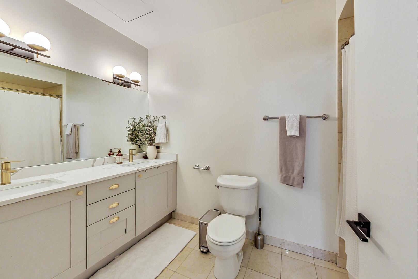 744 N Clark Street 1005 Property Photo 12
