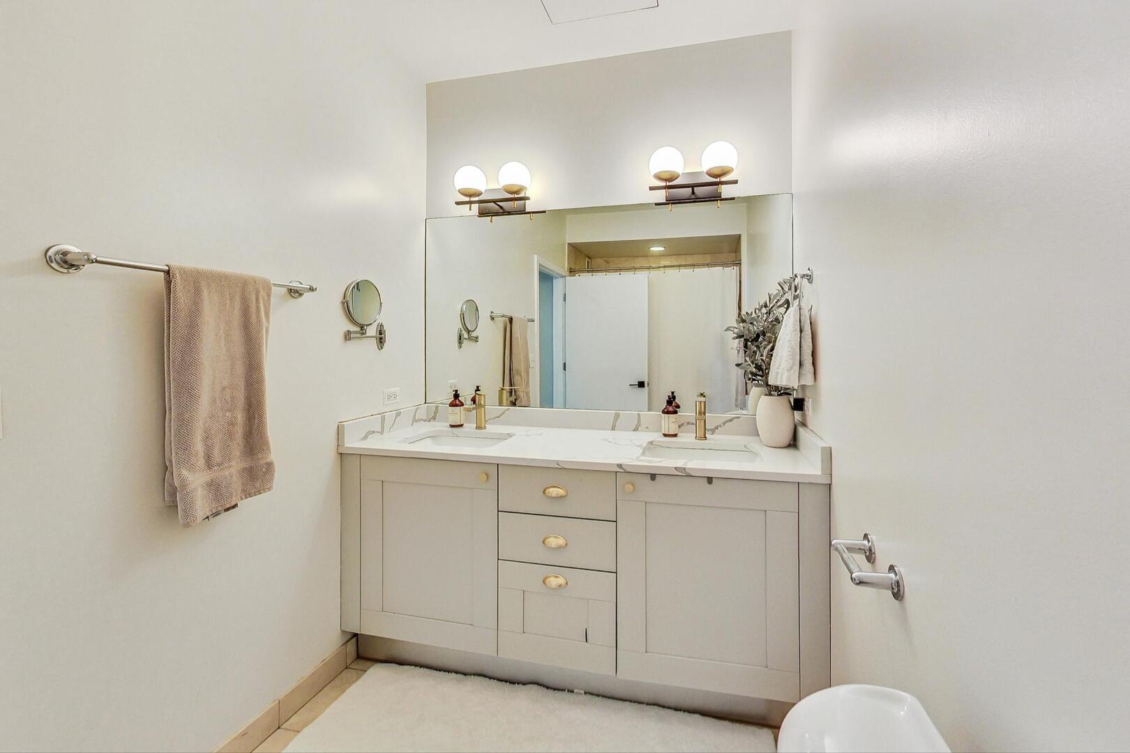 744 N Clark Street 1005 Property Photo 13