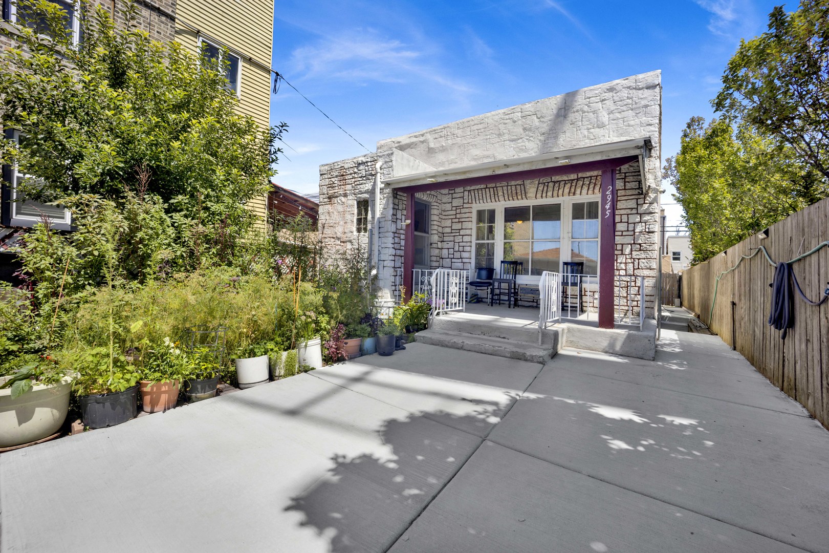 2945 N California Avenue Property Photo 1
