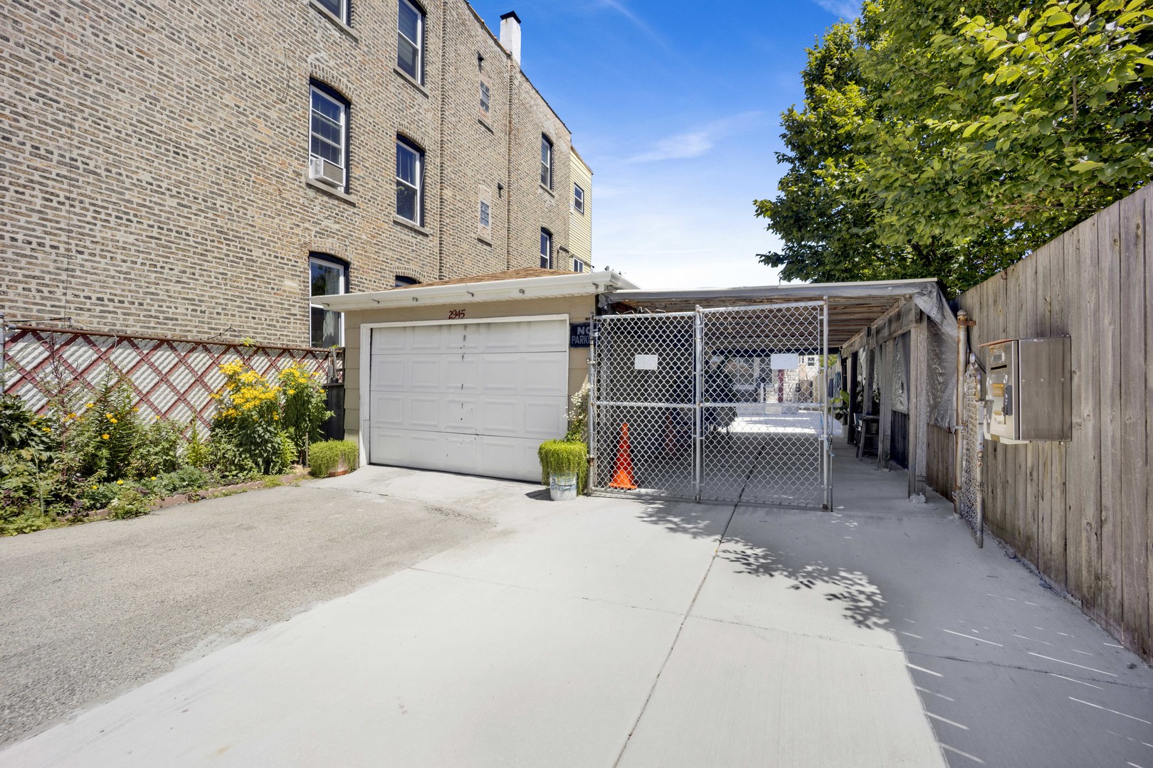 2945 N California Avenue Property Photo 2