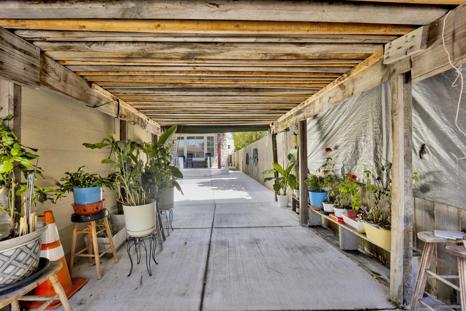 2945 N California Avenue Property Photo 3
