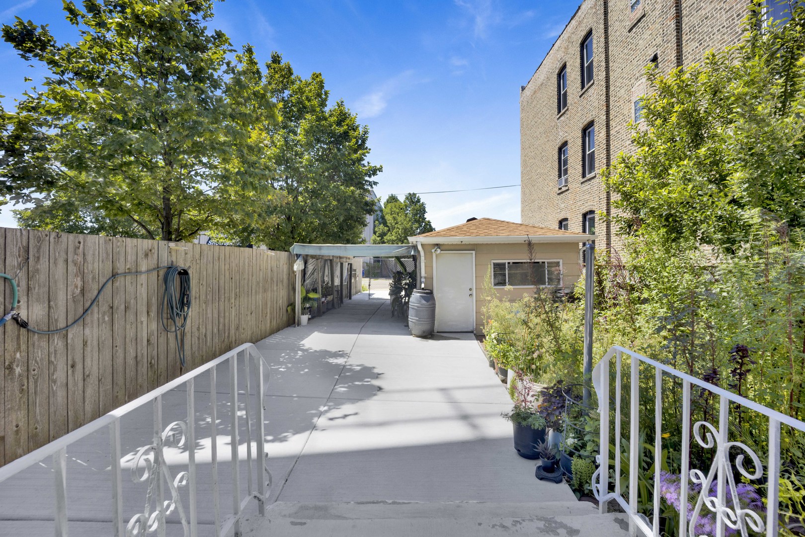 2945 N California Avenue Property Photo 4