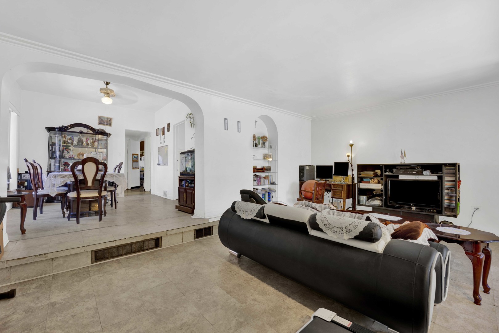 2945 N California Avenue Property Photo 7