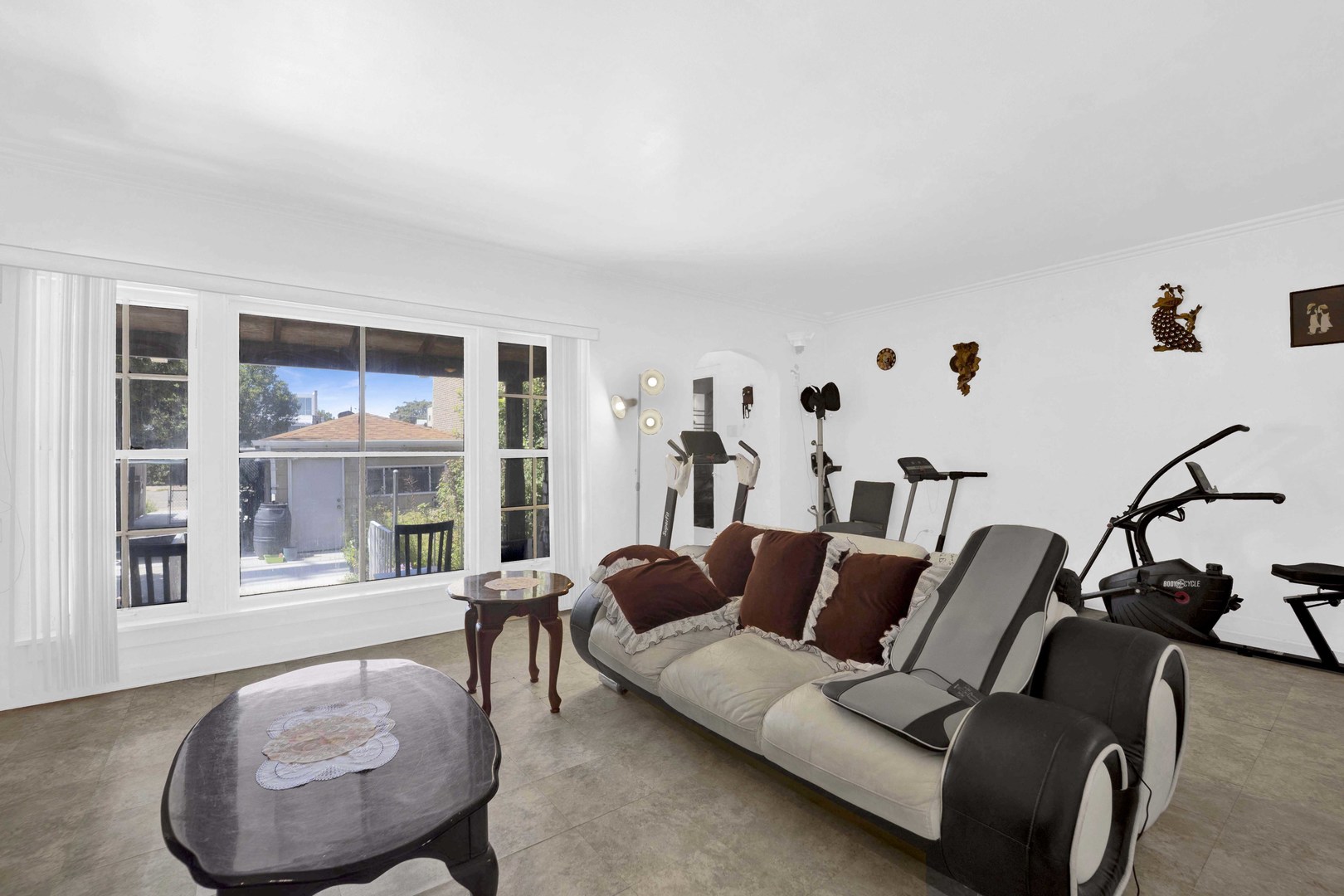 2945 N California Avenue Property Photo 8