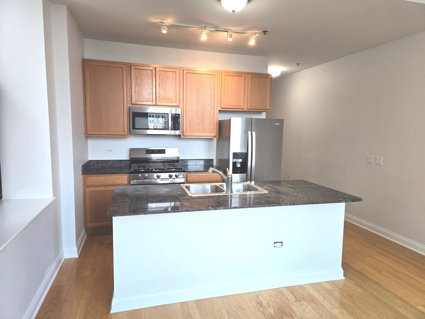 8 W Monroe Street 1800 Property Photo 3