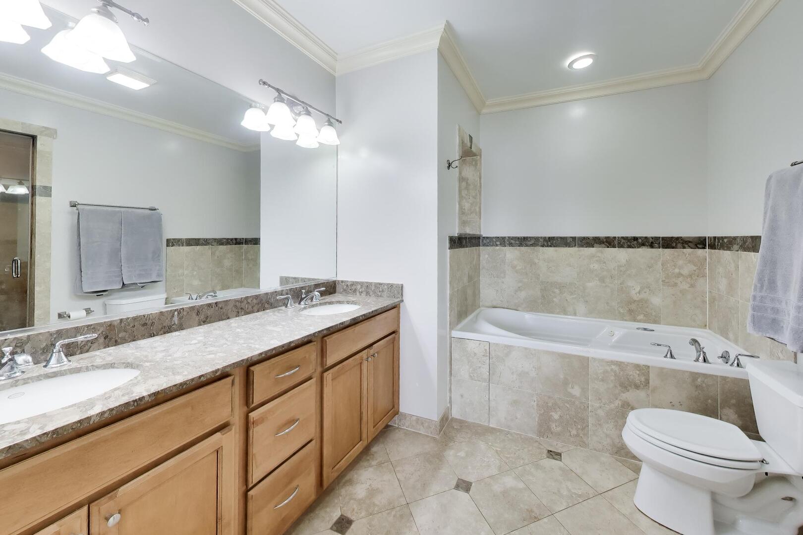 2242 W Belmont Avenue 4e Property Photo 11