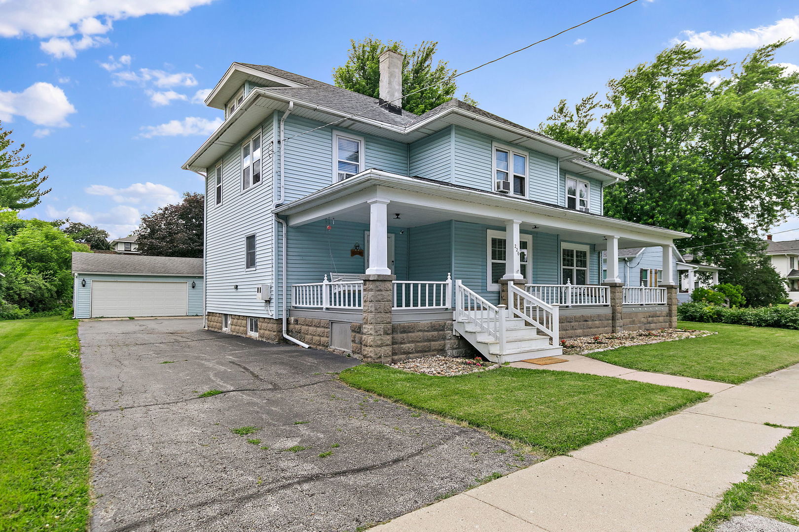 220 N Elm Street Property Photo 2