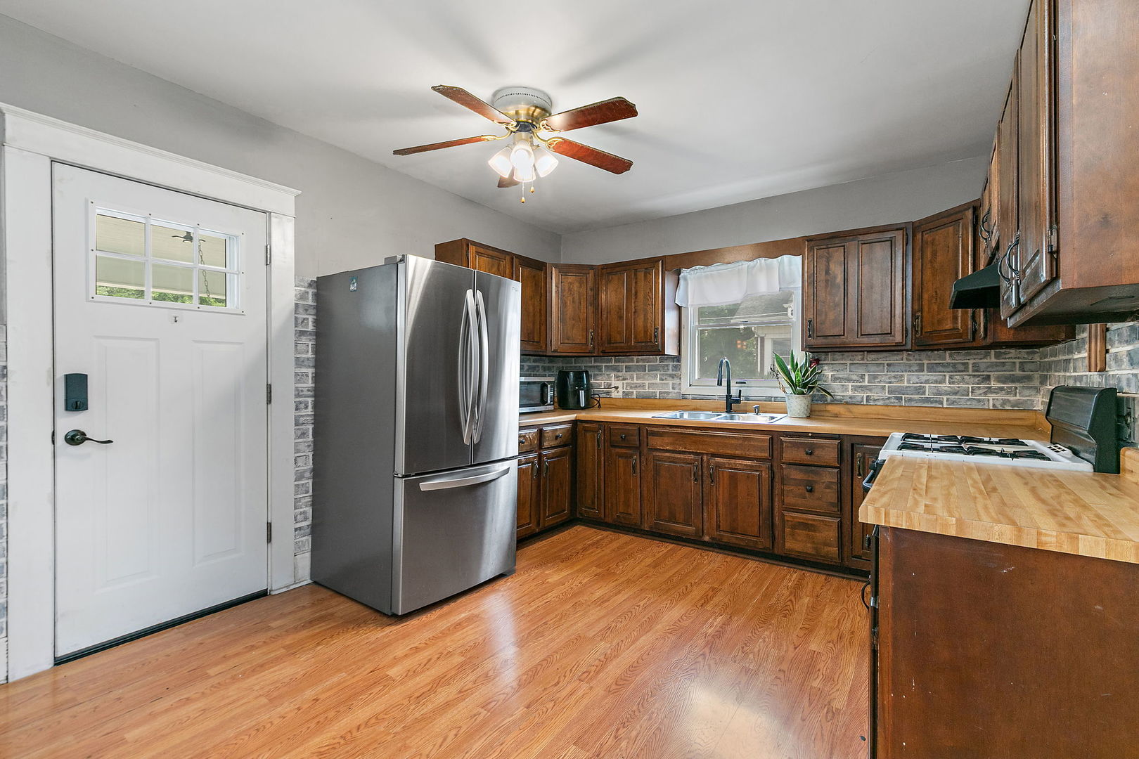 220 N Elm Street Property Photo 6